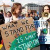 Como parte del moviento Viernes para el futuro, un grupo de jóvenes protesta solicitando que a los Gobiernos que se comprometan en la lucha contra el cambio climático.