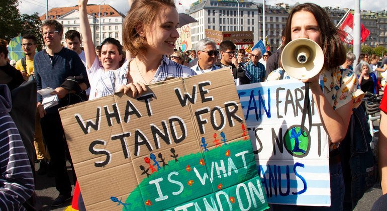 Jovens protestam por ações climáticas em Genebra