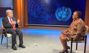 联合国新闻的多媒体制作人 Assumpta Massoi 采访秘书长古特雷斯。