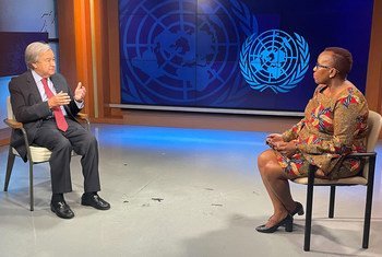  यूएन न्यूज़ की ऐसम्पटा मसोई, यूएन महासचिव के साथ विशेष बातचीत करते हुए (सितम्बर 2021)