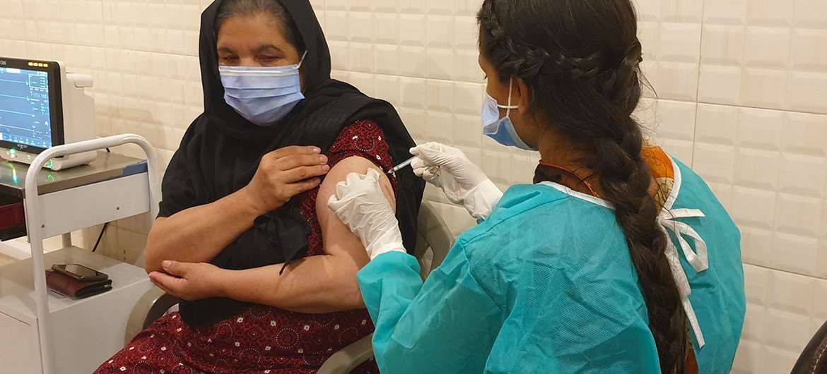 Refugiada afegã é vacinada contra Covid-19 em Rawalpindi, no Paquistão.