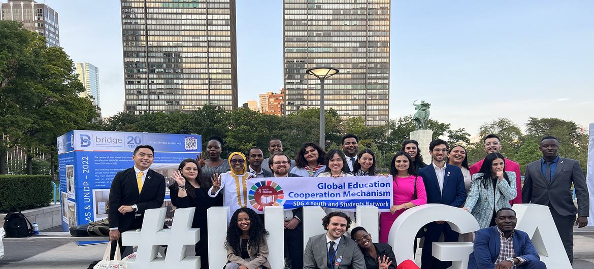 بعض المشاركين الشباب في قمة تحويل التعليم في مقر الأمم المتحدة في نيويورك.