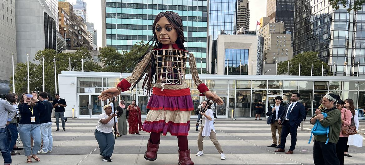 एक 10 वर्षीय सीरियाई शरणार्थी का चित्रण करने वाली 12 फुट लंबी कठपुतली लिटिल अमाल, न्यूयॉर्क में संयुक्त राष्ट्र मुख्यालय का दौरा करती है..