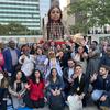 أمل الصغيرة في صورة تذكارية مع بعض المشاركات والمشاركين في قمة تحويل التعليم التي عقدت في مقر الأمم المتحدة في نيويورك.