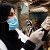 कोविड-19 महामारी के बावजूद,यमन के एडेन शहर के ख़ारर मेक्सर क्लिनिक में एक स्वास्थ्यकर्मी डिप्थीरिया की वैक्सीन तैयार कर रही हैं. 