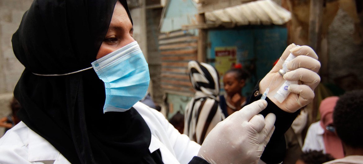 عاملة صحية تقوم بتحضير لقاح الدفتيريا في عيادة خور مكسر في عدن، اليمن، بالرغم من جائحة كوفيد-19.