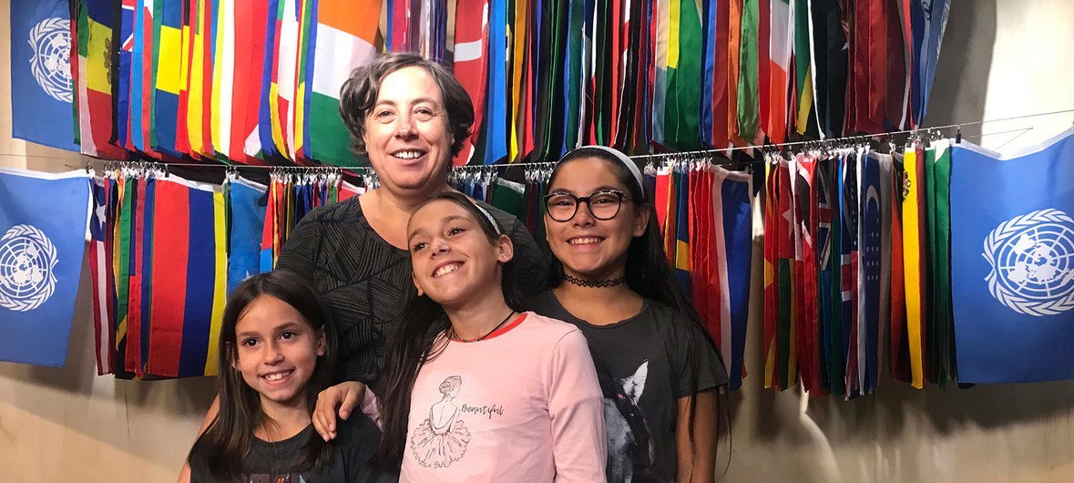 Rocío Suárez, voluntaria del Movimiento Internacional ATD Cuarto Mundo, con Alma (a la izquierda), Paula (en el medio) y Raquel, tres niñas que viven en la extrema pobreza en Madrid.
