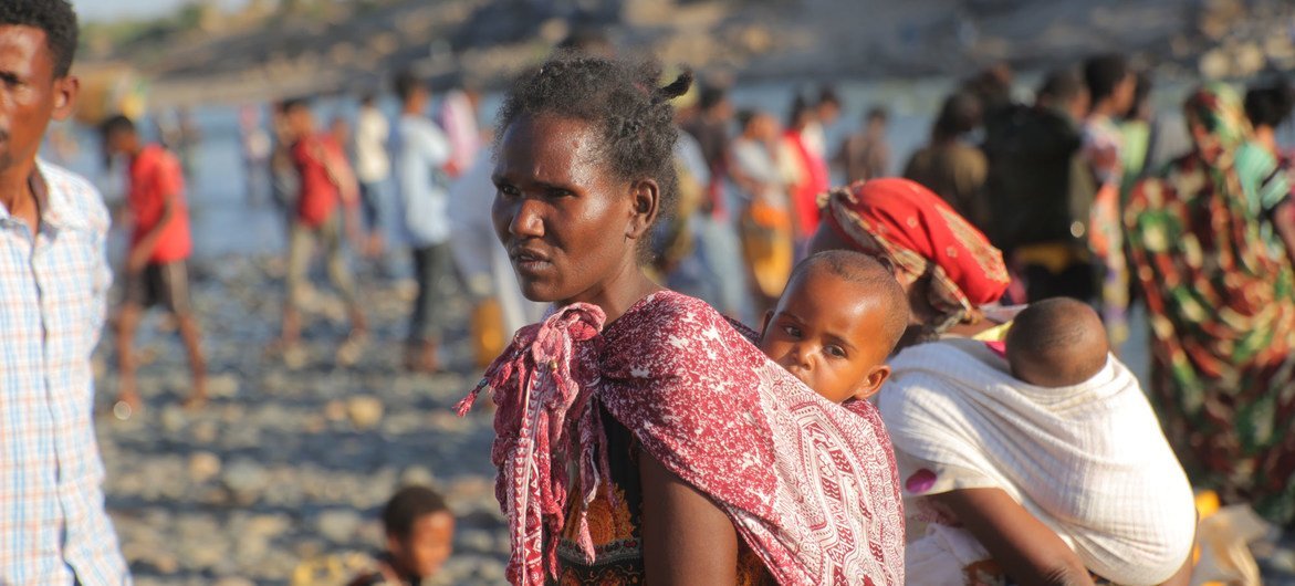 Refugiados da Etiópia atravessando fronteira para o Sudão