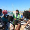  Em Moçambique, pessoas deslocadas internamente que fogem da insegurança em Cabo Delgado chegam de barco na praia de Paquitequete, em Pemba.