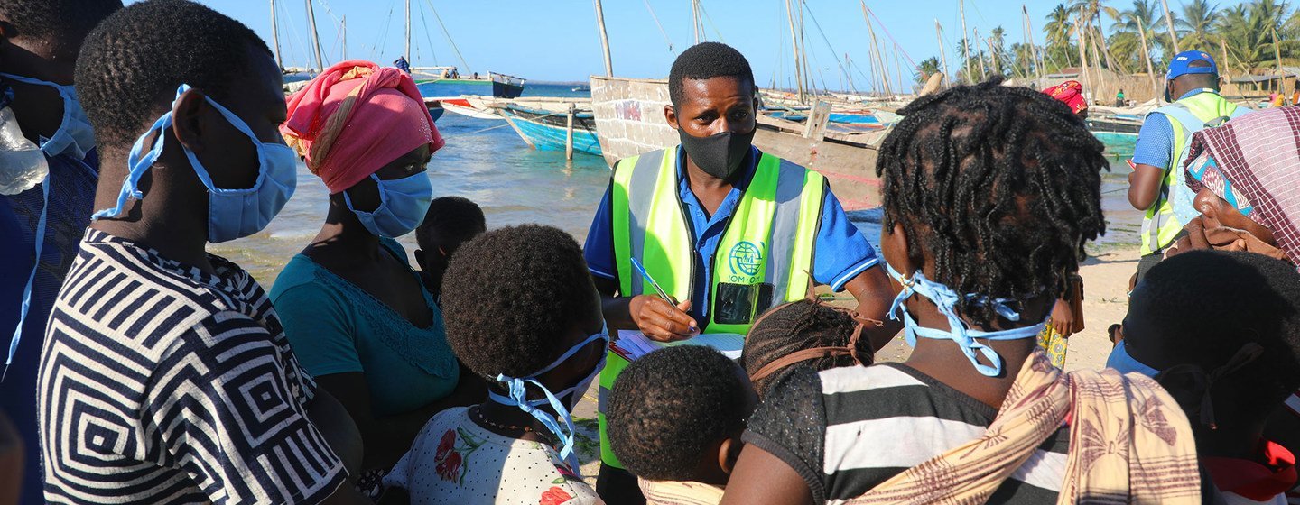  Em Moçambique, pessoas deslocadas internamente que fogem da insegurança em Cabo Delgado chegam de barco na praia de Paquitequete, em Pemba.