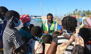 为逃离莫桑比克德尔加杜角(Cabo Delgado)不安全局势的国内流离失所者乘船抵达奔巴的一处海滩。