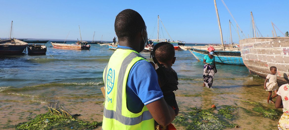 Funcionário da OIM na praia em Pemba onde chegam muitos dos deslocados
