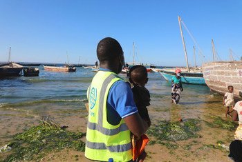 Funcionário da OIM na praia em Pemba onde chegam muitos dos deslocados