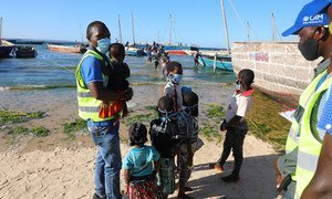 Moçambicanos que fugiam da insegurança em Cabo Delgado chegando de barco na praia de Paquitequete, Pemba, sendo recebidos pela OIM