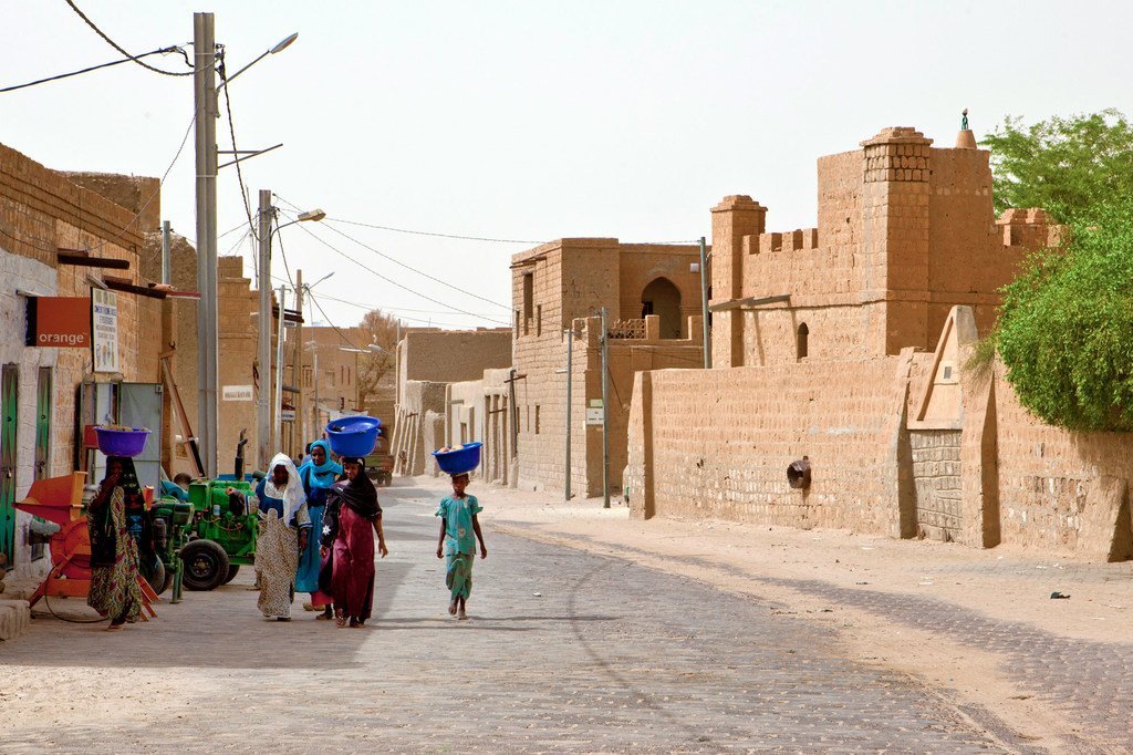 Des femmes marchant dans les rues de Tombouctou, au Mali