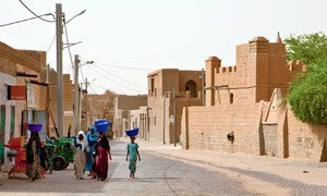 Des femmes marchant dans les rues de Tombouctou, au Mali