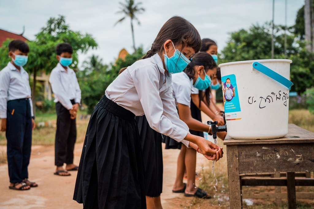 Des enfants d'une école au Cambodge se lavent les mains à l'aide d'une installation d'eau fournie par l'UNICEF.