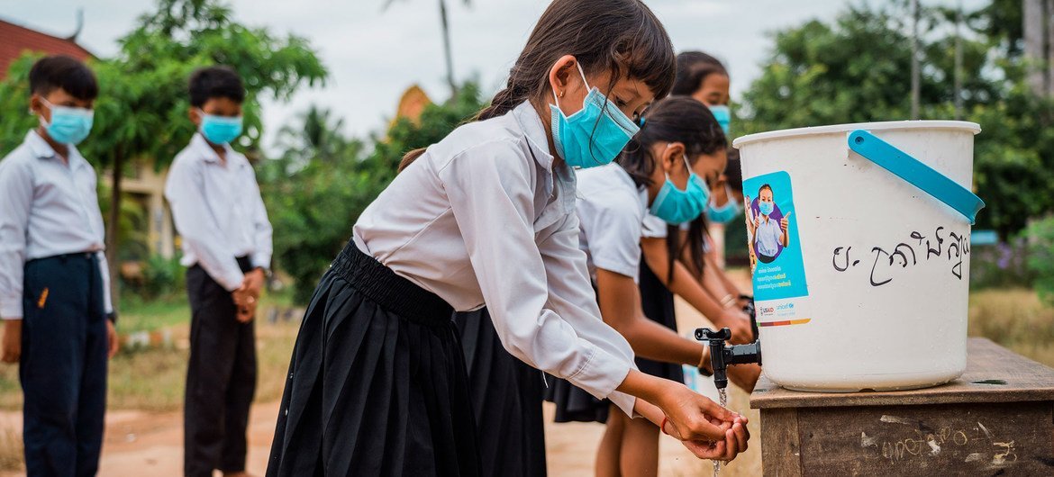 कम्बोडिया के एक स्कूल में यूनीसेफ़ द्वारा उपलब्ध कराई गई एक जल सुविधा में हाथ धोते बच्चे.