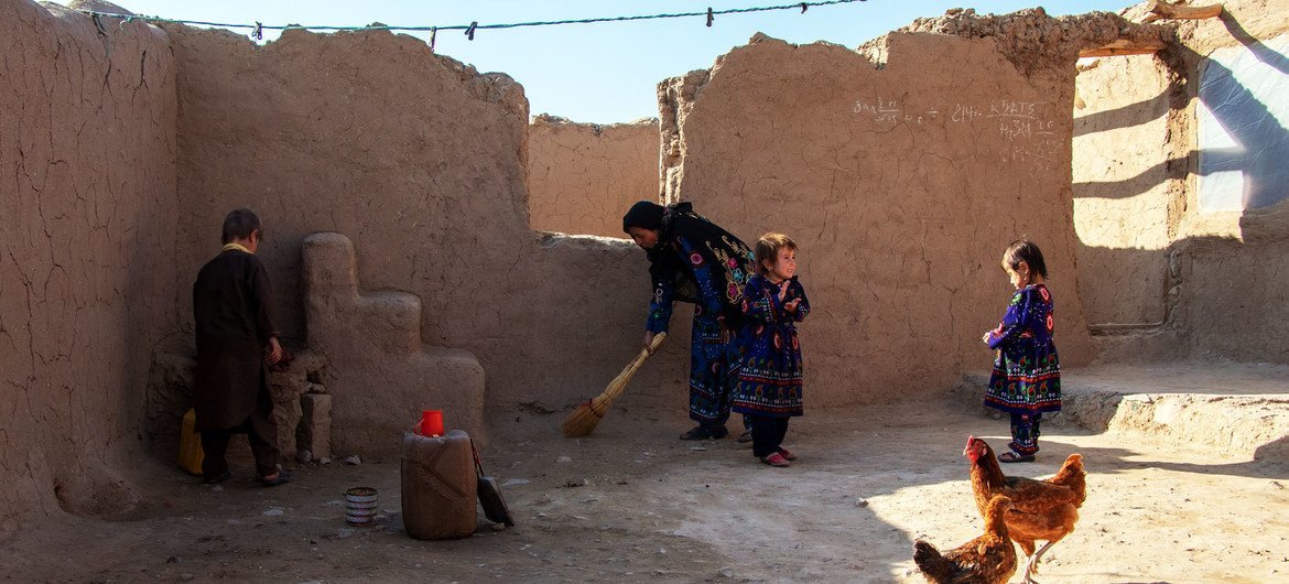 冲突以及塔利班对赫拉特市的摧毁迫使这一家人搬到了阿富汗西部省份。