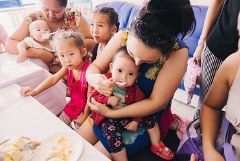 Многие женщины-мигрантки из Центральной Азии вынуждены оставлять своих детей, а некоторые, уже работающие в другой стране, не забирают новорожденных из роддома. Об этом - фильм "Айка"