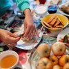 吉尔吉斯斯坦秋可明（Chon Kemin）河谷，一户当地家庭正在享用晚餐。餐桌上的大多数食物都是有机栽培、自家烹调的美味。