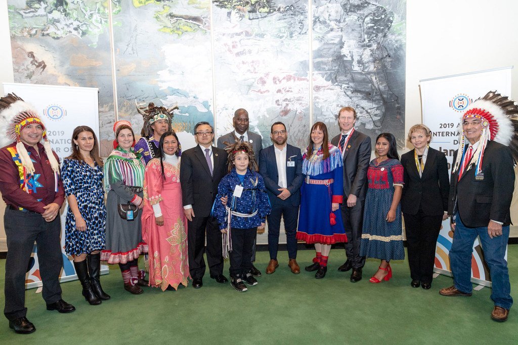 Le Président de l'Assemblée générale des Nations Unies, Tijjani Muhammad-Bande et le Secrétaire général adjoint de l'ONU aux affaires économiques et sociales, Liu Zhenmin, avec des participants de l'Année internationale des langues autochtones 2019