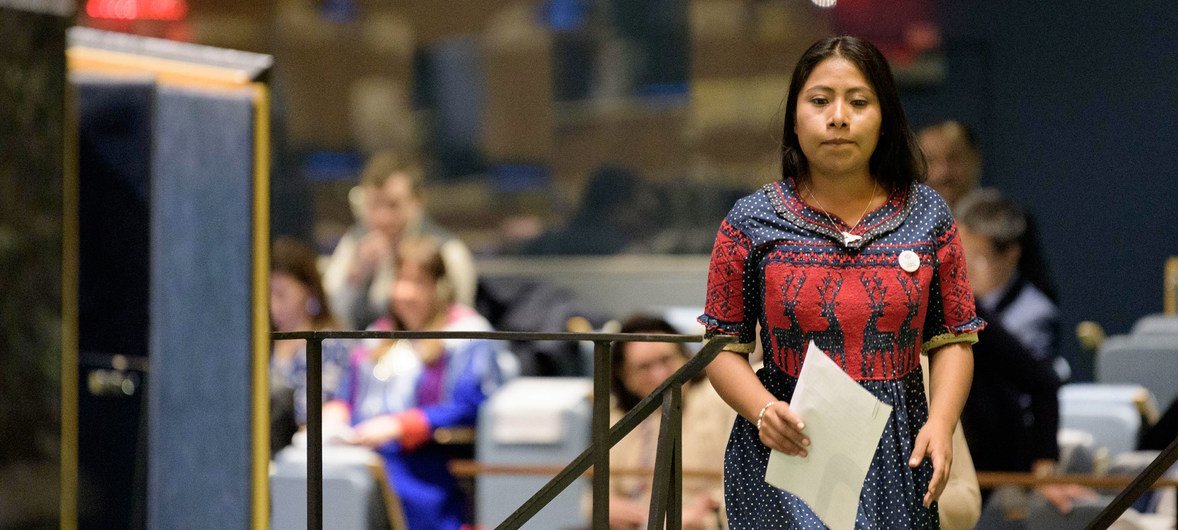 La actriz mexicana Yalitza Aparicio camina hacia el podio de la Asamblea General en la clausura del Año Internacional de las Lenguas Indígenas