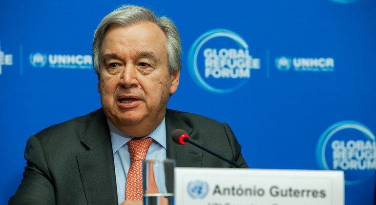 Le Secrétaire général de l'ONU, António Guterres, informe les journalistes lors d'une conférence de presse au Forum mondial sur les réfugiés à Genève, en Suisse.