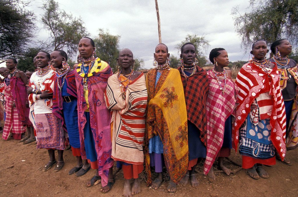 肯尼亚一群身着传统服装的妇女。