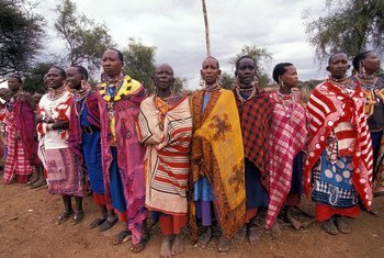 केनया में पारंपरिक परिधानों में स्थानीय महिलाएं. 