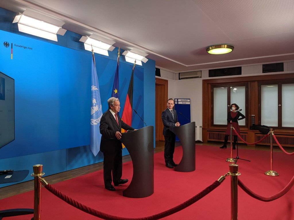 联合国秘书长安东尼奥·古特雷斯（左）在德国柏林向媒体发表讲话。