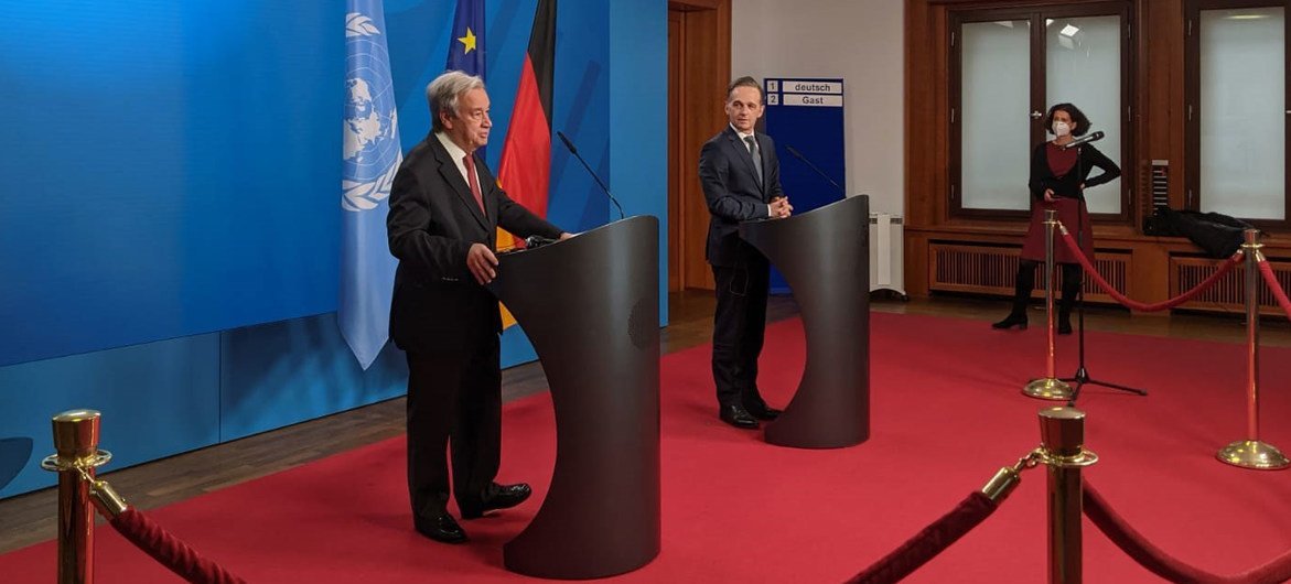 Le Secrétaire général de l'ONU, António Guterres (à gauche) lors d'un point de presse à Berlin, en Allemagne.