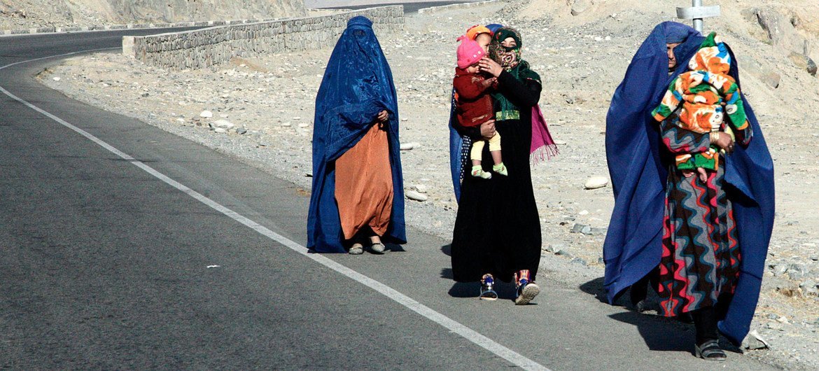 阿富汗妇女步行到巴达赫尚农村的基什姆。
