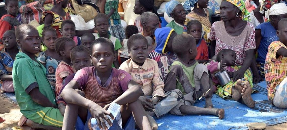 لاجئون من الكاميرون بعد وقت قصير من وصولهم إلى منطقة تشاري باغيرمي بالقرب من العاصمة إنجمينا.