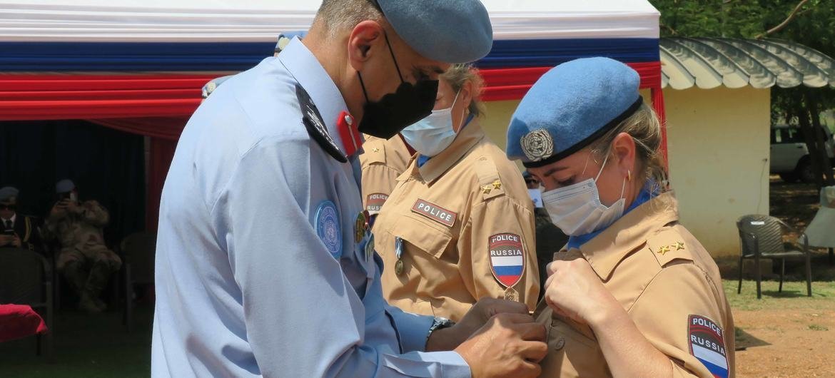 Мутасем Алмаджали награждает подполковника полиции Олесю Аникину медалью ООН «На службе миру».