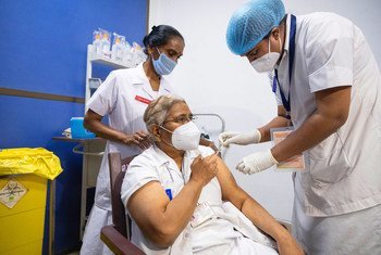 भारत में डॉक्टरों और स्वास्थ्यकर्मियों को कोविड-19 से बचाव का टीका लगाया जा रहा है.
