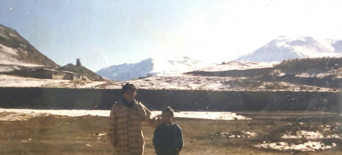 Max, cuando era niño junto a su mamá, quien es profesora en la ciudad de Huancavelica, a 4200 metros por encima del nivel del mar.