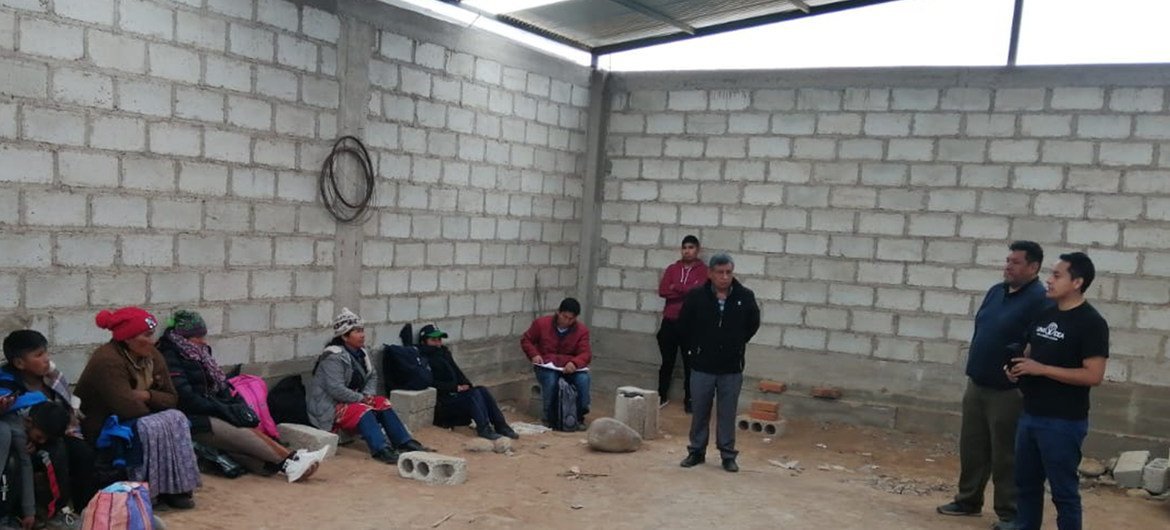 Max y su equipo escuchando sobre las necesidades hídricas de las personas de Sama, en Tacna Perú. 