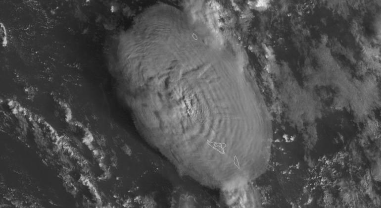 Una imagen de satélite muestra la erupción del volcán Hunga Tonga-Hunga Ha'apai en el Reino de Tonga, en la región del Pacífico Sur.