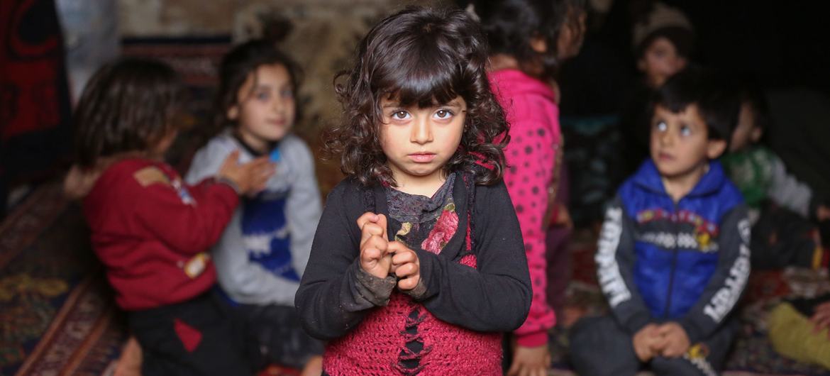 叙利亚一名流离失所的女孩
