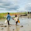 Des enfants marchent dans une zone inondée au Soudan du Sud.