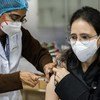 医生和卫生工作者是印度第一批接种新型冠状病毒疫苗的人。