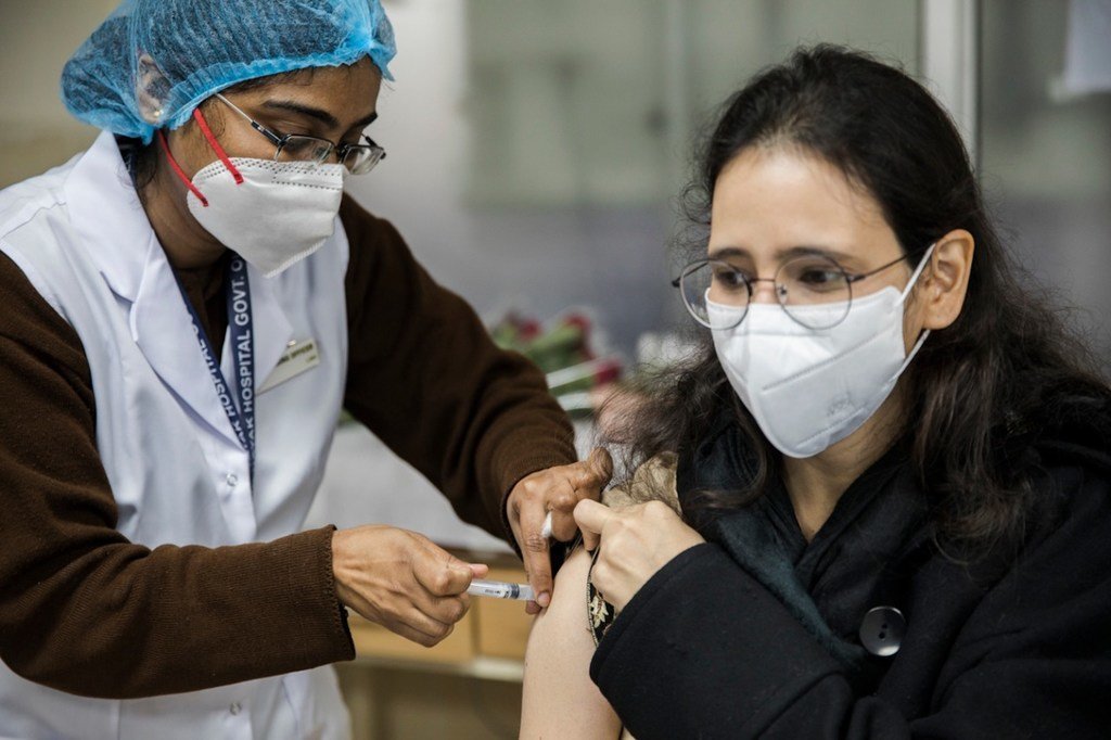 Les médecins et les agents de santé sont les premiers à recevoir le vaccin Covid en Inde.