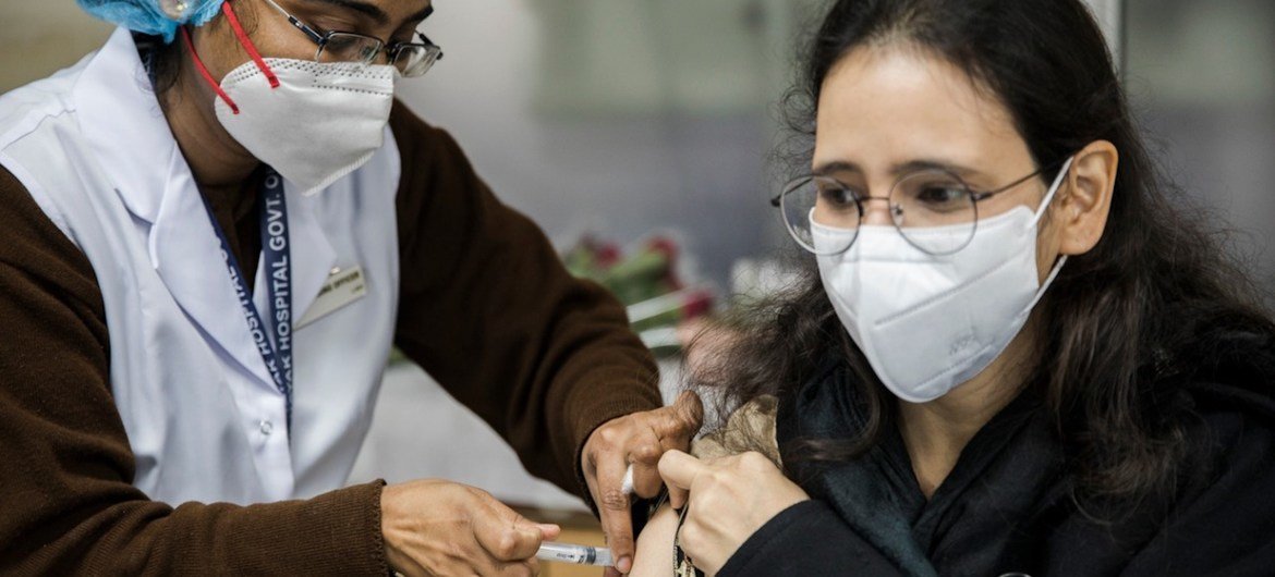 Los trabajadores de salud empiezan a recibir la vacuna contra el COVID-19 en India.