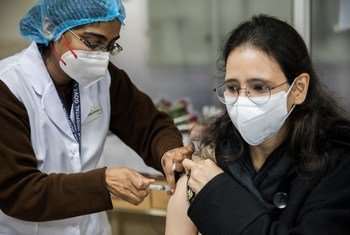 Los trabajadores de salud empiezan a recibir la vacuna contra el COVID-19 en India.