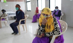 这位印度妇女表示，她希望接种疫苗，以免受到新冠病毒的侵害。