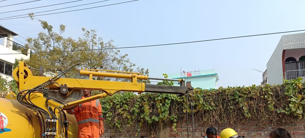 भारत के वाट्सएप शहर में, महिला सफ़ाई कर्मचारी, नई मशीनी सिस्टम्स का एक सीवर को सुरक्षित रूप से सुरक्षित है।