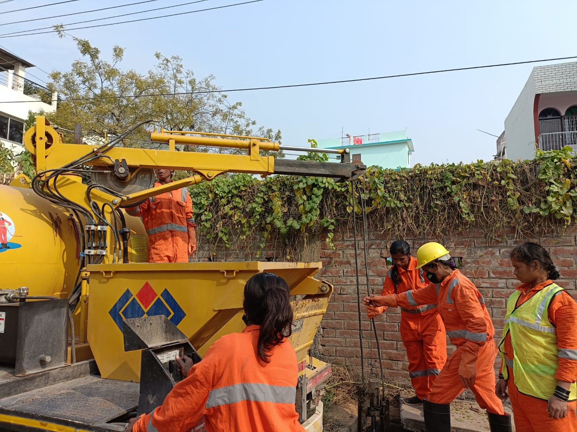 भारत के पटना शहर में, महिला सफ़ाई कर्मचारी, नई मशीनीकृत प्रणाली का उपयोग करके एक सीवर को सुरक्षित तरीक़े से साफ़ कर रही हैं.