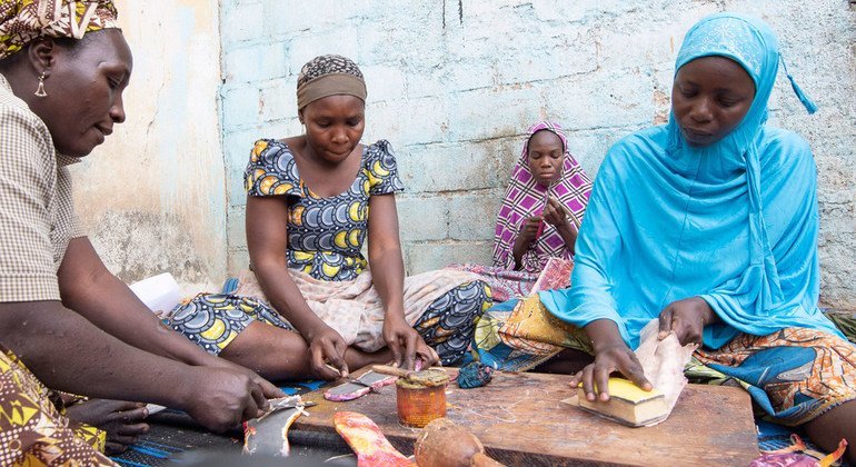 Aminatou Sali (à droite) fait partie de 150 Camerounais à qui on a appris à fabriquer des sandales en cuir.