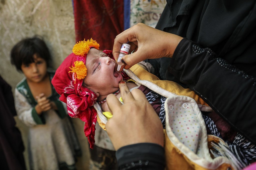 一名刚出生13天的婴儿在巴基斯坦卡拉奇信德省的加达布镇接受了脊髓灰质炎疫苗。